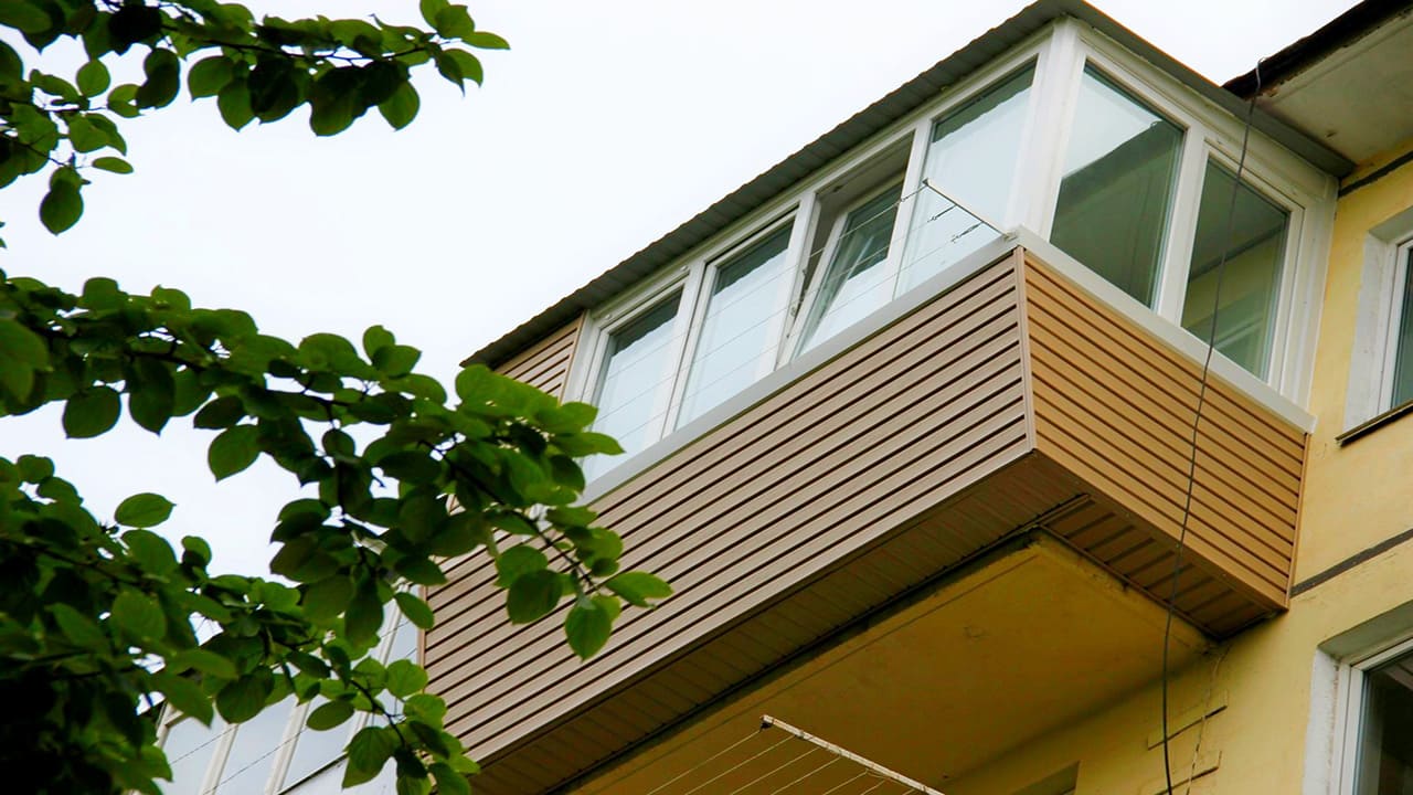 Остекление балконов и лоджий с выносом подоконника в Красногорске